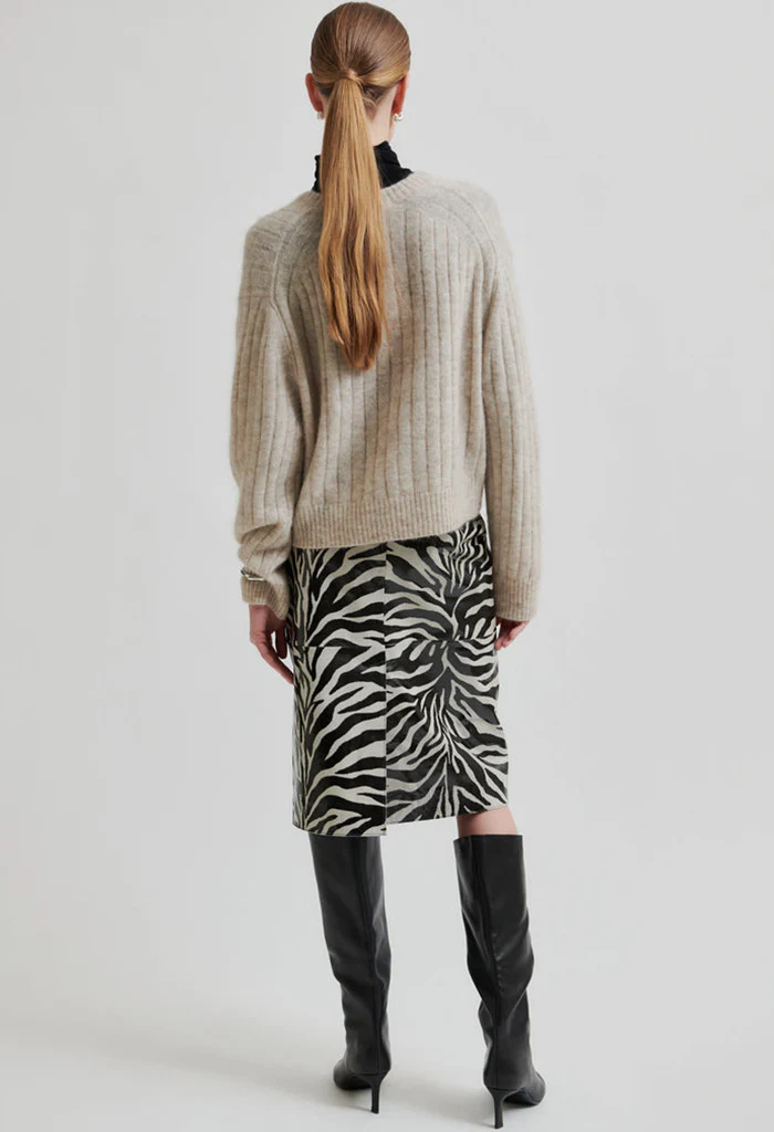 Brooky Knit V-Neck - Trench Coat - Image 4